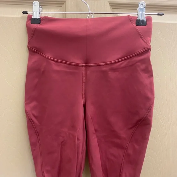 lululemon Base Pace 8" Shorts, size 4, Mulled Wine, NWOT - Picture 2 of 3